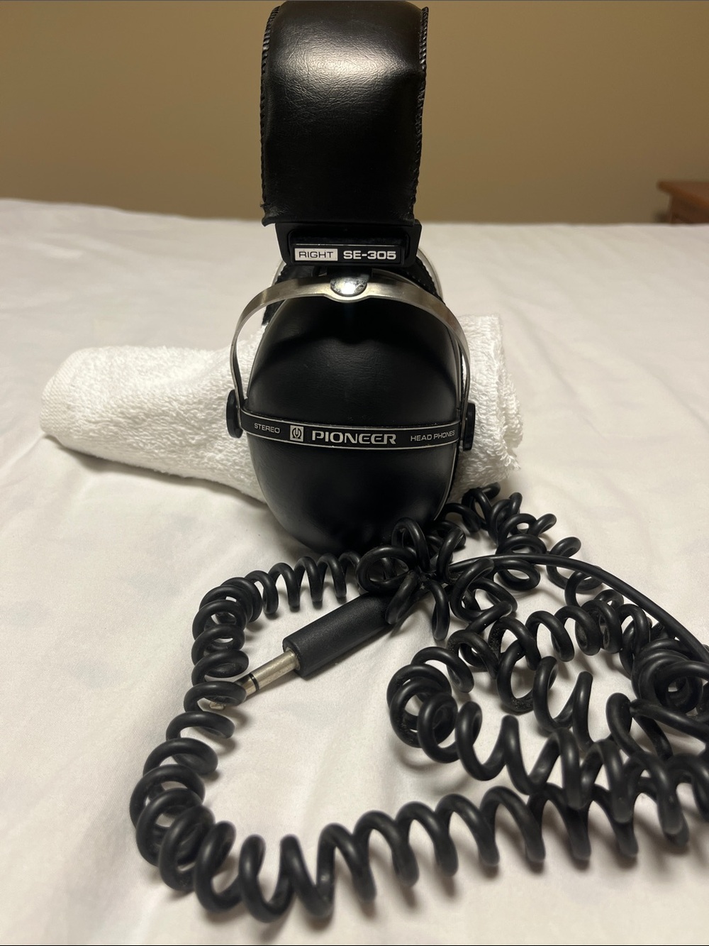 1970’s Vintage PIONEER Black SE-305 Over-Ear Headphones with Coiled Cord